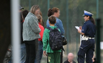 Uczniowie z rodzicami przed szkołą podstawową im. Jana Pawła II w Leszczydole-Nowinach, w której 15-