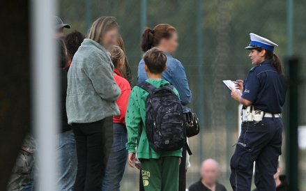 Uczniowie z rodzicami przed szkołą podstawową im. Jana Pawła II w Leszczydole-Nowinach, w której 15-
