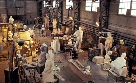 Magazyn (pracownia?) rzeźb jednego bohatera – Lenina