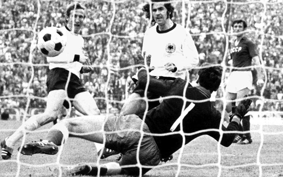 Finał turnieju z 1972 roku. Pod radziecką bramką Gerd Müller, z lewej Hans-Georg Schwarzenbeck