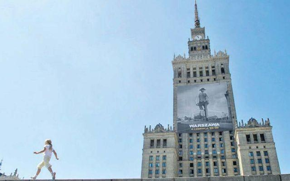 Na Pałacu Kultury i Nauki w Warszawie z okazji rocznicy wyborów zawisł plakat nawiązujący do plakatu