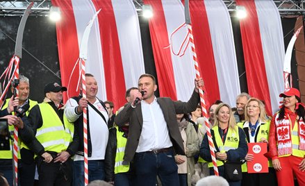Lider Ruchu Obrony Granic Robert Bąkiewicz (C) na manifestacji zwolenników Prawa i Sprawiedliwości n