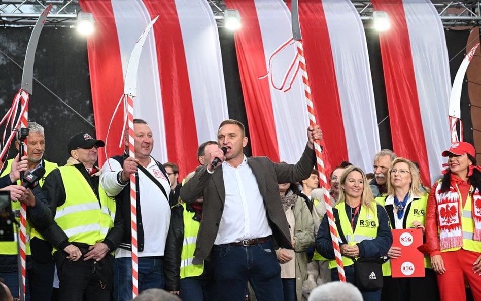Lider Ruchu Obrony Granic Robert Bąkiewicz (C) na manifestacji zwolenników Prawa i Sprawiedliwości n