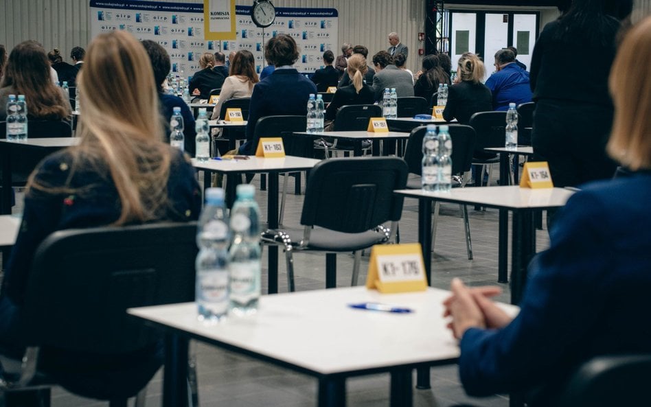 Egzaminy wstępne na aplikacje w 2025 r. zdało 3658 osób, czyli 68,8 proc. kandydatów.