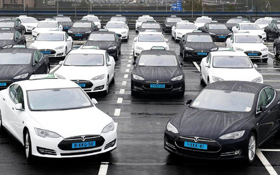 Tesla już za rok chce wprowadzić autonomiczne taksówki