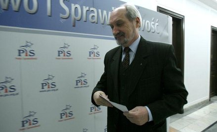 Antoni Macierewicz, od lat mający opinię najbardziej zagorzałego mitotwórcy w PiS, poświęcił prawdę 