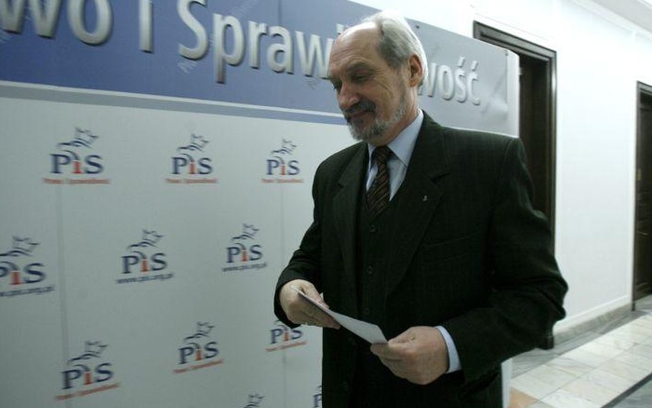 Antoni Macierewicz, od lat mający opinię najbardziej zagorzałego mitotwórcy w PiS, poświęcił prawdę 