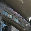Neon reklamujący giełdę kryptowalut Zondacrypto na siedzibie Polskiego Komitetu Olimpijskiego przed 