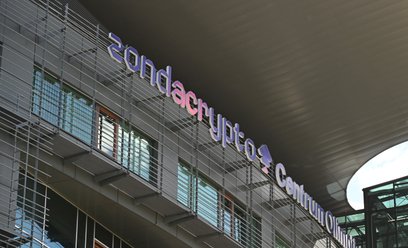 Neon reklamujący giełdę kryptowalut Zondacrypto na siedzibie Polskiego Komitetu Olimpijskiego przed 