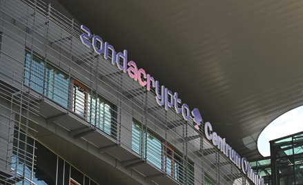 Neon reklamujący giełdę kryptowalut Zondacrypto na siedzibie Polskiego Komitetu Olimpijskiego przed 