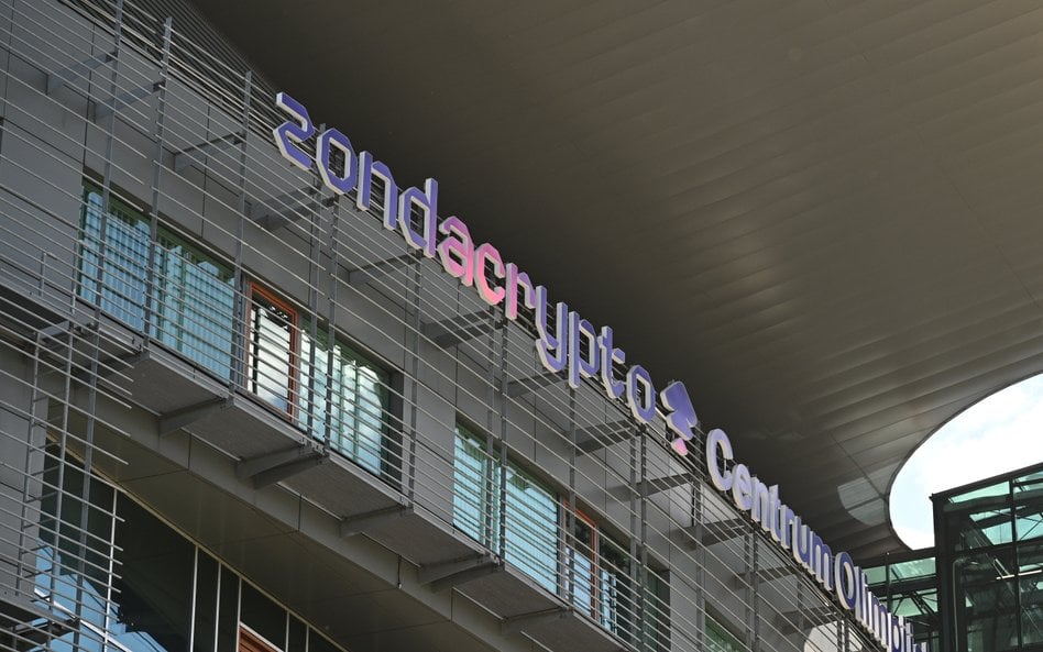 Neon reklamujący giełdę kryptowalut Zondacrypto na siedzibie Polskiego Komitetu Olimpijskiego przed 