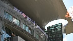 Neon reklamujący giełdę kryptowalut Zondacrypto na siedzibie Polskiego Komitetu Olimpijskiego przed 