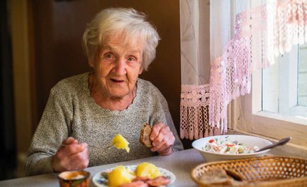 Milion brytyjskich seniorów nie je, bo czują się samotni