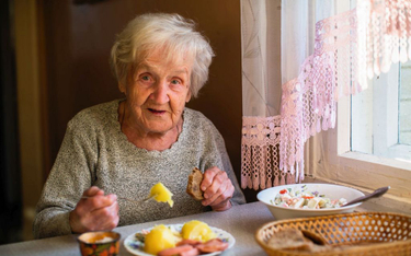 Milion brytyjskich seniorów nie je, bo czują się samotni