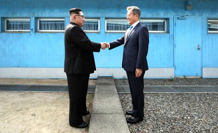 Pierwszy uścisk dłoni "przez granicę" Kim Dzong Una i Mun Dze Ina trwał, jak podają agencje, ok. 20 