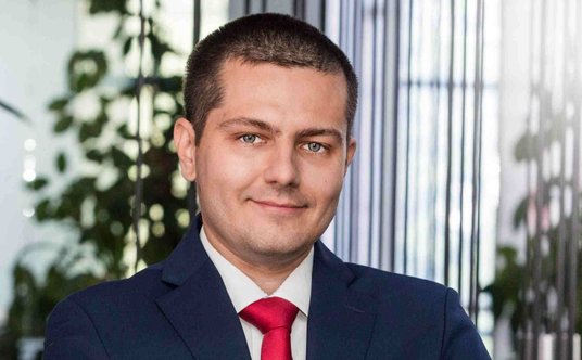 Emil Popławski z BM Pekao na dobre rozgościł się na analitycznych salonach. Po raz kolejny został on