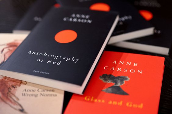 Dzieła Anne Carson w księgarni w Londynie
