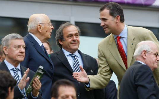 Giorgio Napolitano z prezydentem UEFA Michaelem Platinim na meczu Hiszpania - Włochy w czasie piłkar