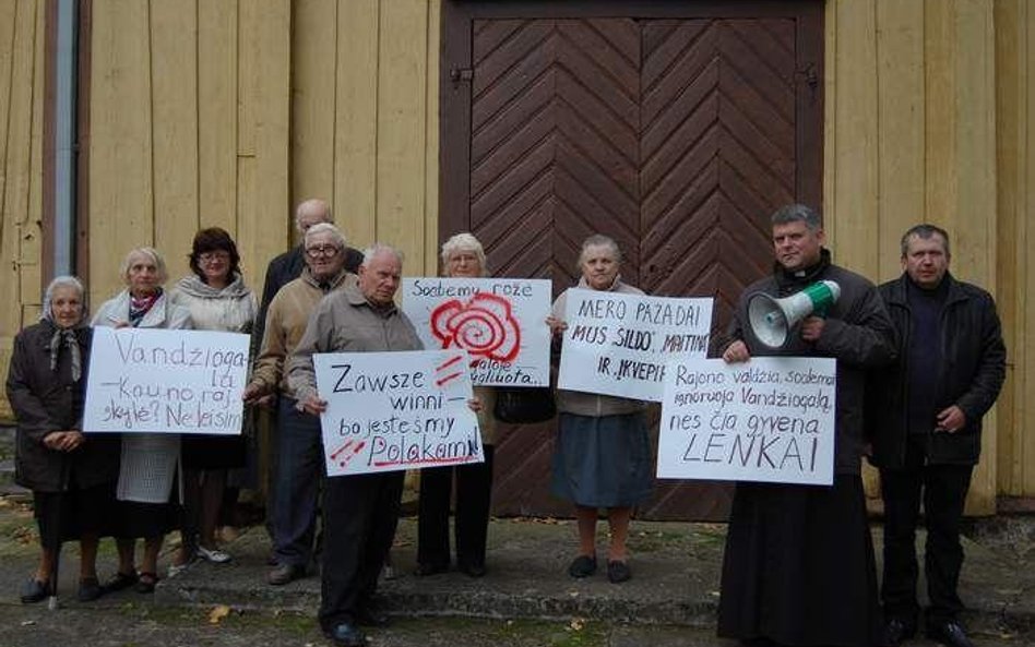 Polacy przed kościołem w Wędziagole