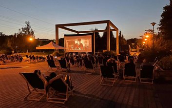 Repertuar kina plenerowego to zarówno ambitne kino nagradzane na świecie, jak i lekkie komedie czy p
