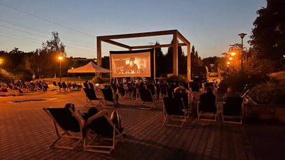 Repertuar kina plenerowego to zarówno ambitne kino nagradzane na świecie, jak i lekkie komedie czy p