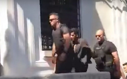 Greccy policjanci prowadzą podejrzanego