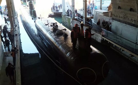 Jednostka w czasie wprowadzania do podziemnego kompleksu, widoczne wyrzutnie torped kal. 650 mm.