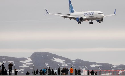 Samolot United Airlines przygotowuje się do lądowania na lotnisku w Nuuk