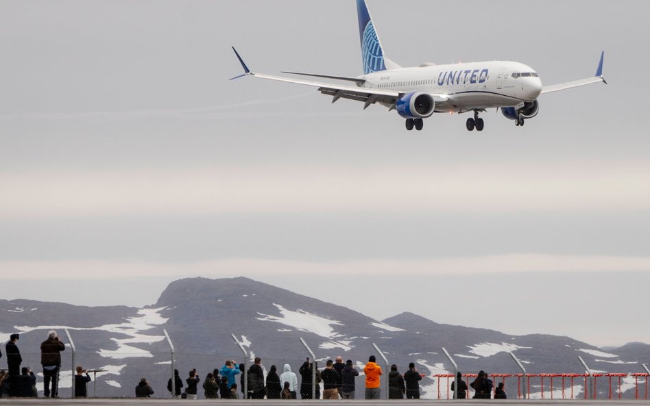 Samolot United Airlines przygotowuje się do lądowania na lotnisku w Nuuk