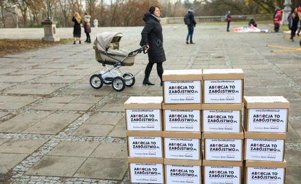 Kaja Godek (w tle) podczas konferencji prasowej przed złożeniem podpisów pod ustawą obywatelską „Abo