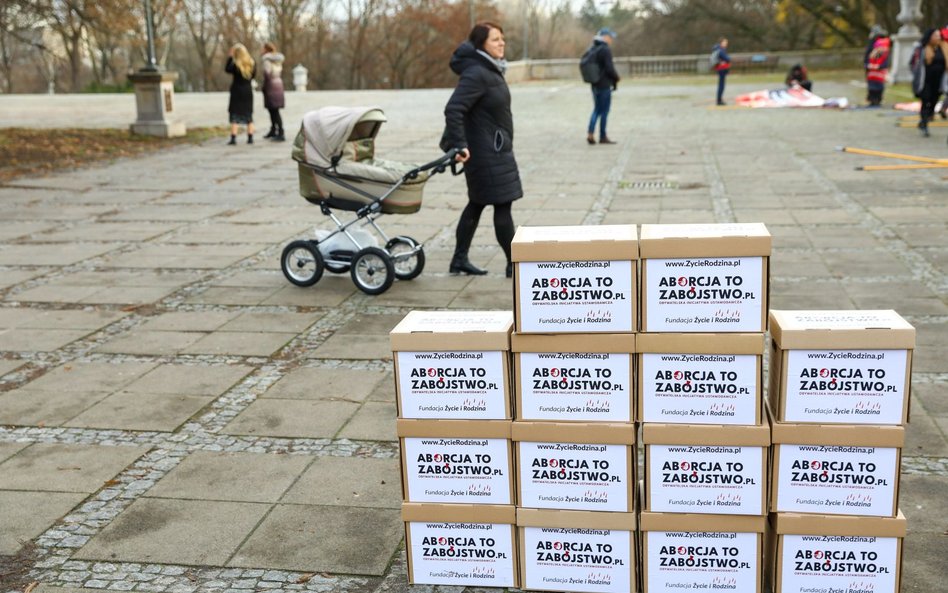 Kaja Godek (w tle) podczas konferencji prasowej przed złożeniem podpisów pod ustawą obywatelską „Abo