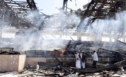 Skutki odwetowego ataku saudyjskiego lotnictwa na pozycje wspieranych przez Iran rebeliantów Huti w 