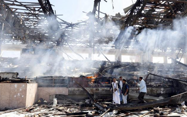 Skutki odwetowego ataku saudyjskiego lotnictwa na pozycje wspieranych przez Iran rebeliantów Huti w 