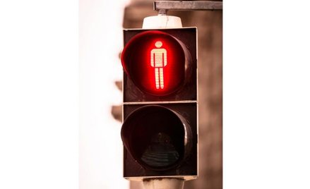 Niejedna osoba dostała mandat za przejście na czerwonym, mimo że ulica była pusta