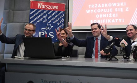 Wycofanie się przez PO z obniżki bonifikaty politycy PiS odbierają jako zwycięstwo (na zdjęciu stołe