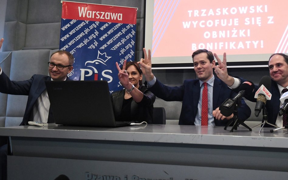 Wycofanie się przez PO z obniżki bonifikaty politycy PiS odbierają jako zwycięstwo (na zdjęciu stołe