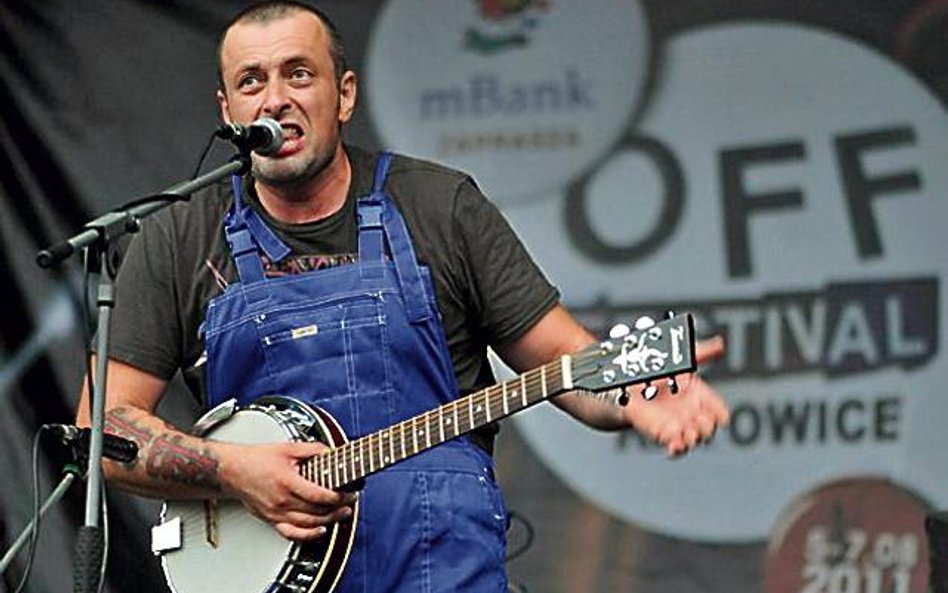 Tymon Tymański z grupą Kury parodiował różne gatunki muzyki