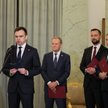 Nowy minister finansów Andrzej Domański wraz z premierem Donaldem Tuskiem podczas zaprzysiężenia w P