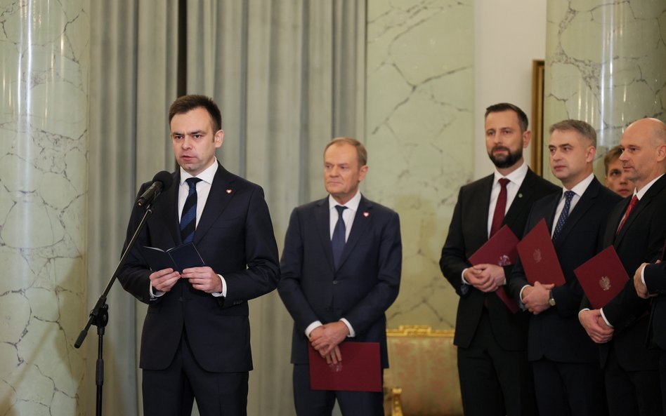 Nowy minister finansów Andrzej Domański wraz z premierem Donaldem Tuskiem podczas zaprzysiężenia w P