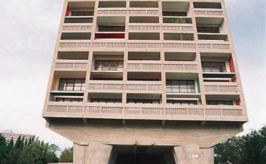 La Cite Radieuse – monumentalny budynek mieszkalny zaprojektowany przez Le Corbusiera stoi w Marsyli