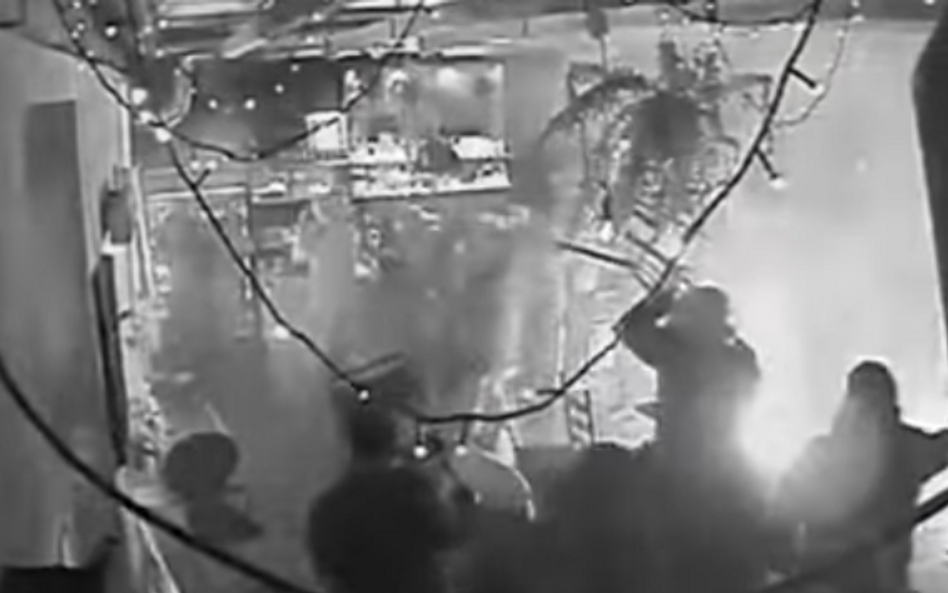 Napad na klub Chmury w Warszawie. Wideo z zajścia
