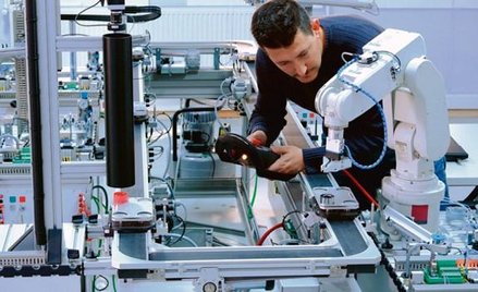 W Polsce na 10 tys. pracowników w przemyśle przypadają tylko 42 roboty. To mało, rząd ma nadzieję, ż