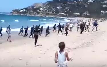 Hiszpania: Imigranci przybili pontonem do plaży