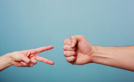 Sędzia nie miał monety. Piłkarki grały w "papier, kamień, nożyce"