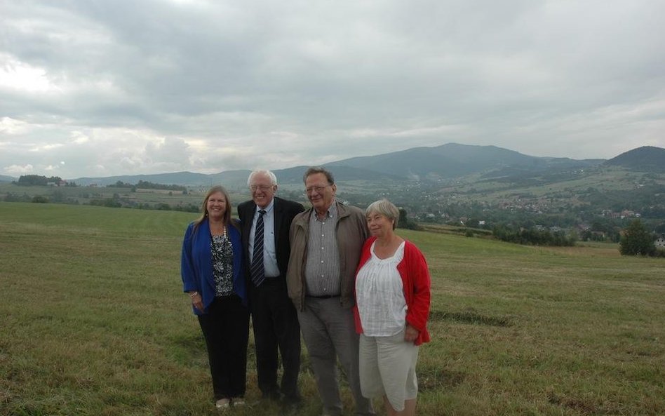 Senator Sanders z żoną oraz jego brat Lary również z żoną na tle Słopnic (sierpień 2013)