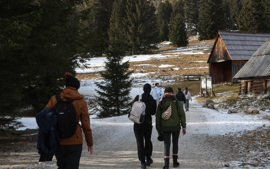 Zakopane: polska stolica Tatr zmaga się z brakiem śniegu w czasie ferii.