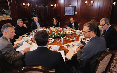 Rozmowa została przeprowadzona w rezydencji premiera w podmoskiewskim Gorki wspólnie przez 6 dzienni