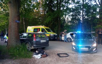 Operacyjni musieli siłą wyciągać 54-latka i 48-latka z forda, ponieważ zabarykadowali się w samochod