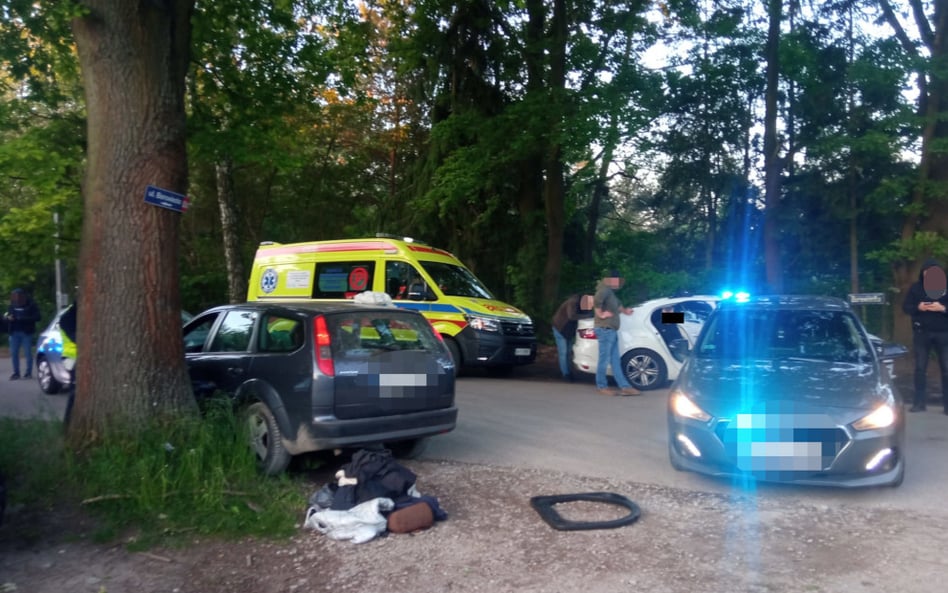 Operacyjni musieli siłą wyciągać 54-latka i 48-latka z forda, ponieważ zabarykadowali się w samochod
