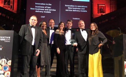 Zespół DWF z Andrew Leaitherlandem, CEO DWF Group plc (drugi z prawej)